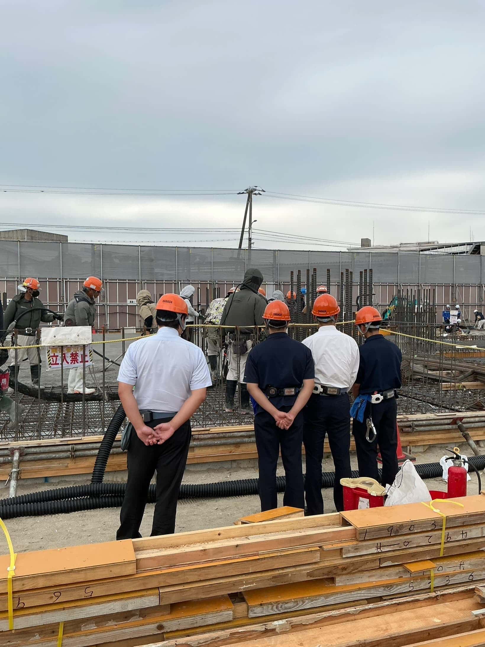 大型建築の土間コンクリート打設の様子を見学 | 次世代の職人を育てる建設会社|高校生の職場見学会を開催しました | お知らせ | 株式会社原田組