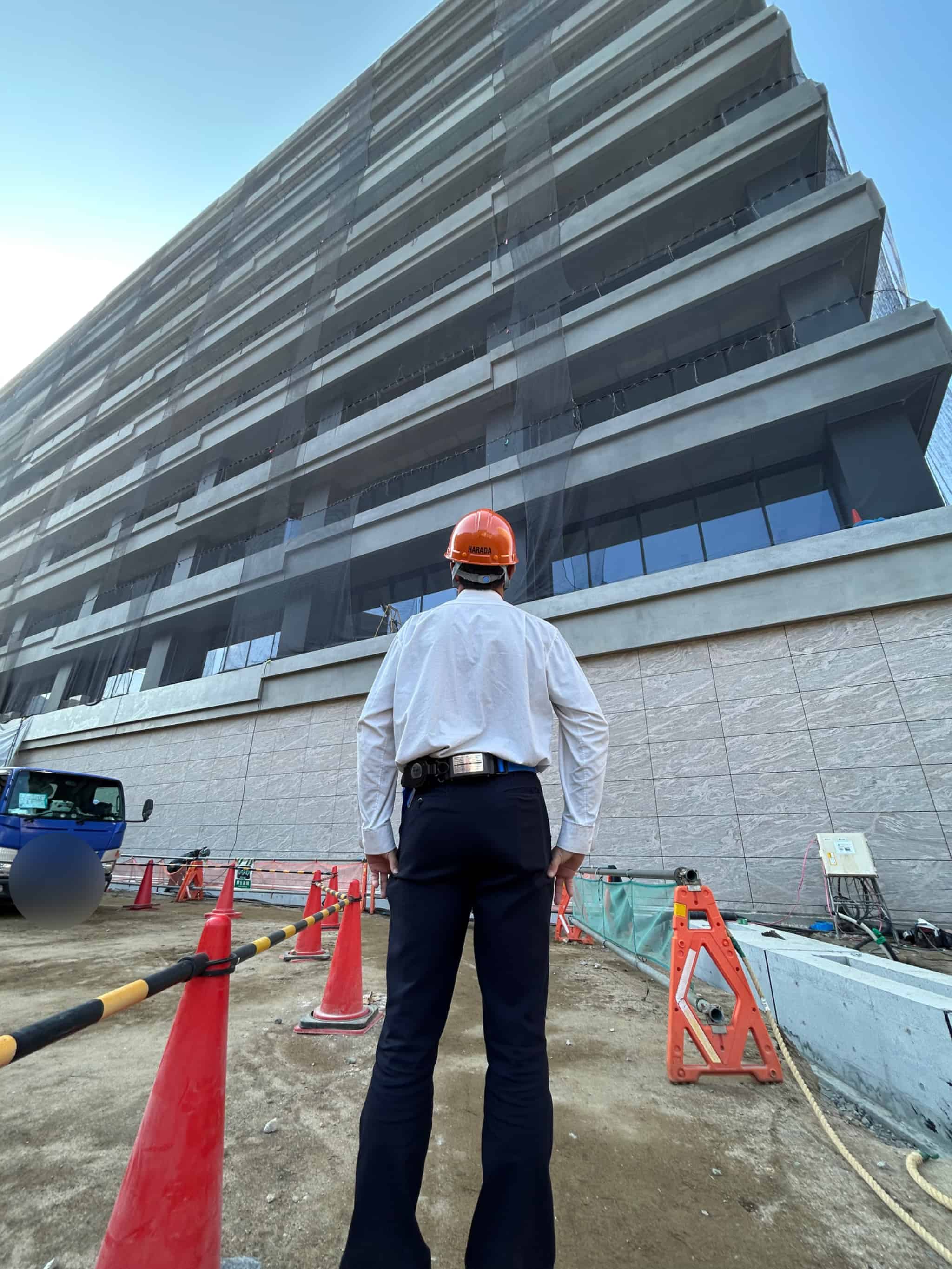 竣工間近の大型ビルの見学風景(当社は、とび・土工事、コンクリート工事を一貫施工) | 次世代の職人を育てる建設会社|高校生の職場見学会を開催しました | お知らせ | 株式会社原田組