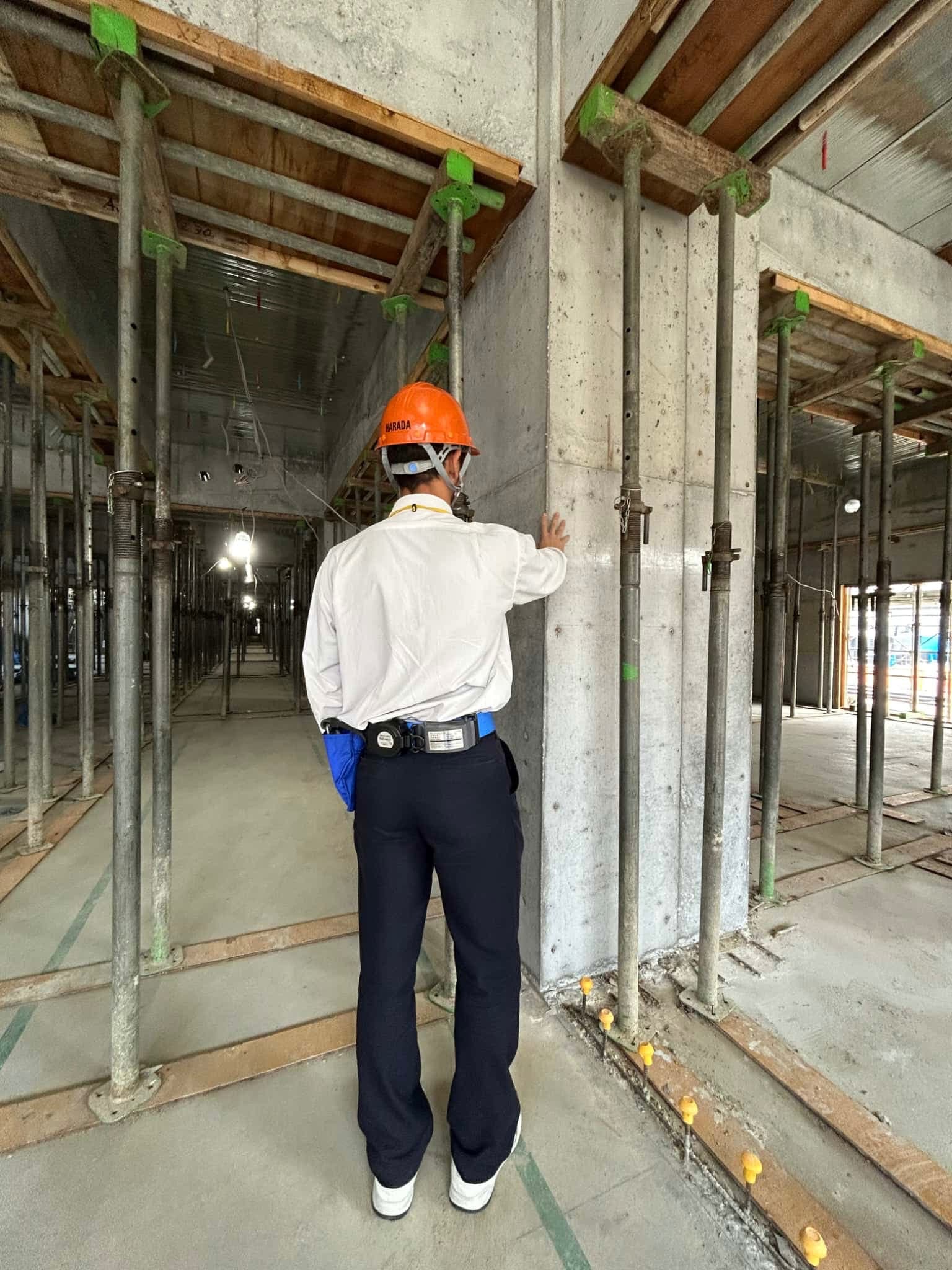 大型施設のコンクリート工事現場の見学風景(当社施工のコンクリート柱等に触れていただきました) | 次世代の職人を育てる建設会社|高校生の職場見学会を開催しました | お知らせ | 株式会社原田組