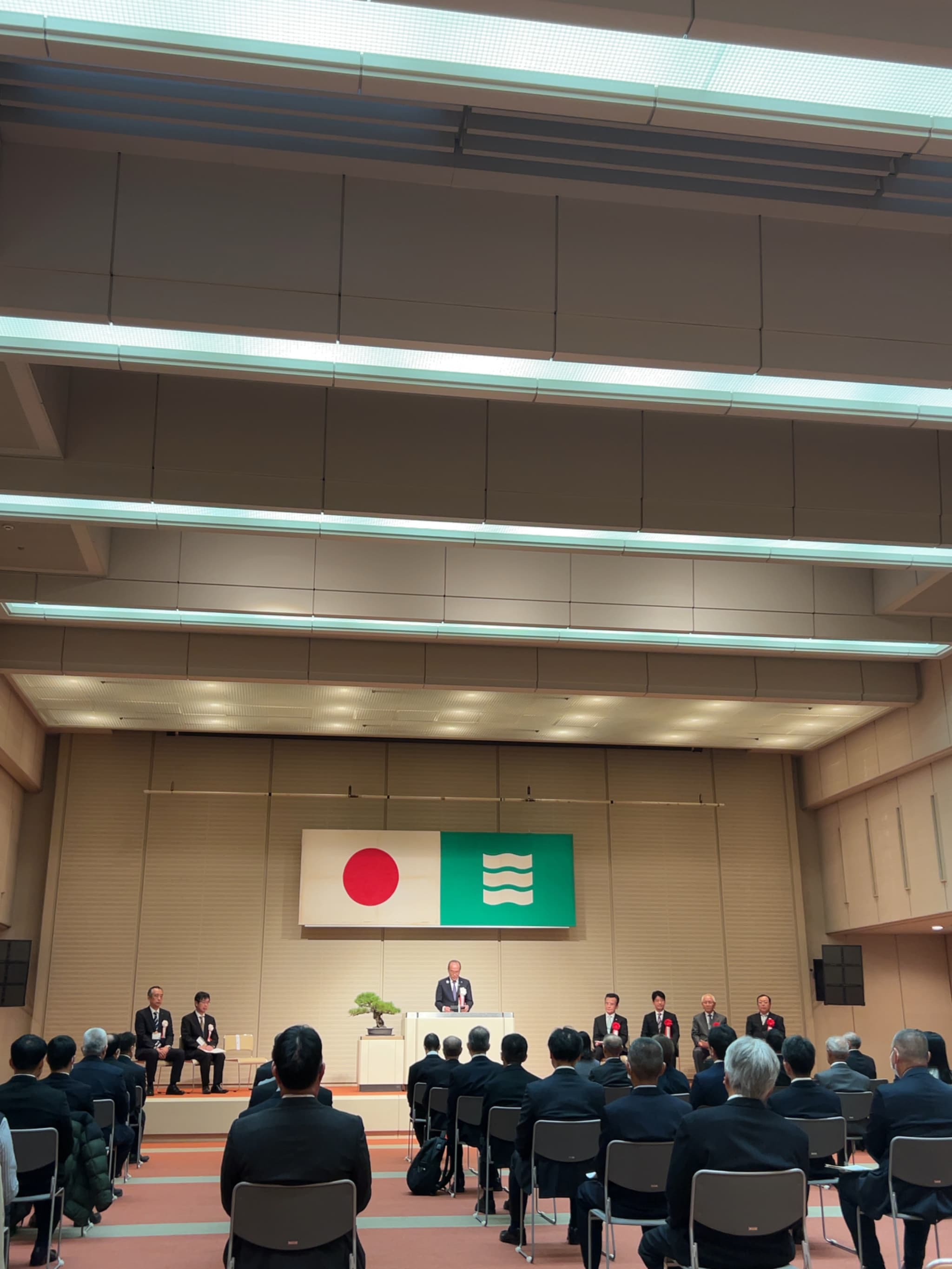 式典の様子 | 勤続50年の節目、技能承継と若手育成への長年の貢献が評価 | お知らせ | 株式会社原田組