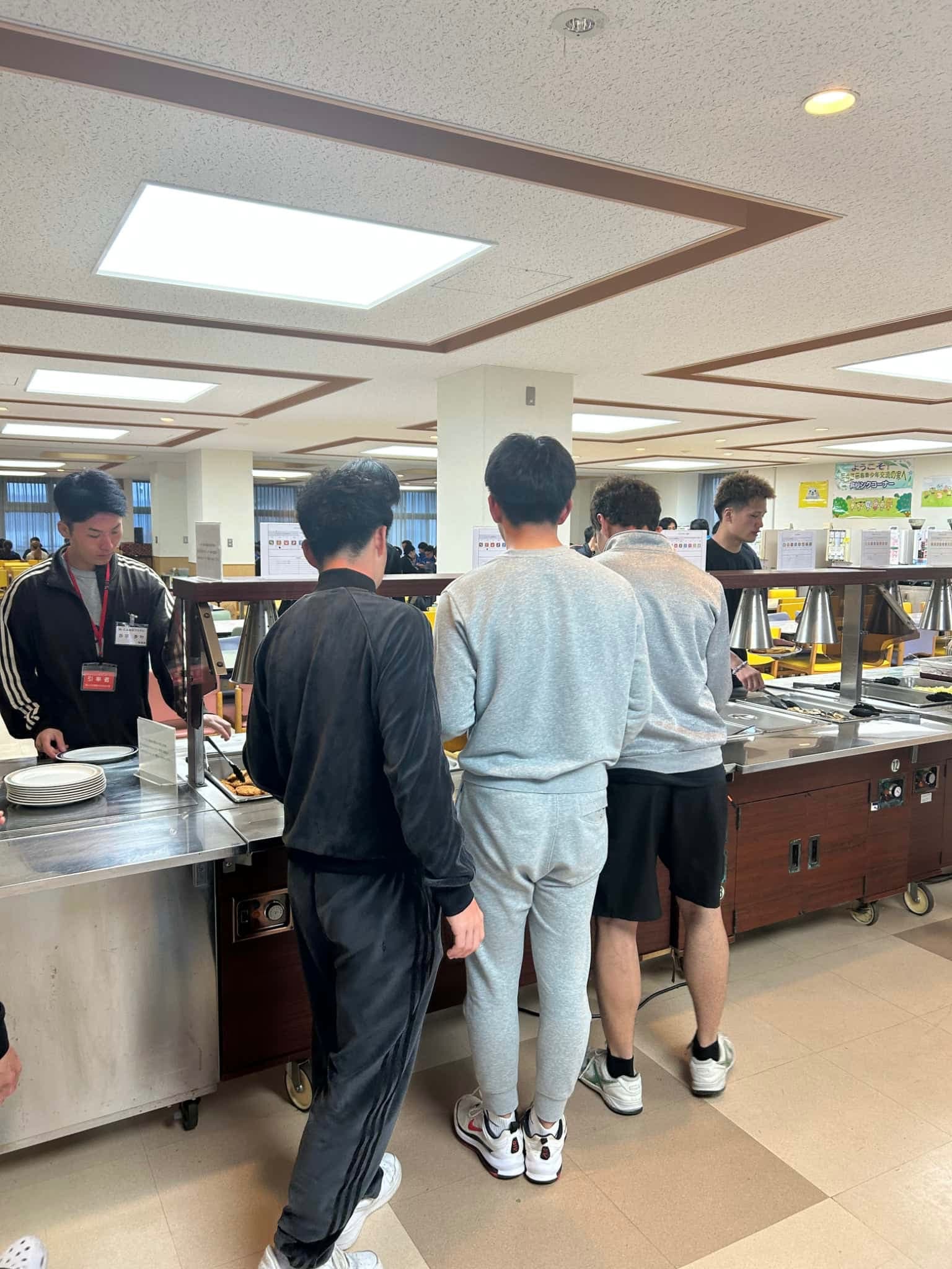 食事風景 | 江田島宿泊研修に参加しました|2026年度 新入社員研修レポート|株式会社原田組 | お知らせ | 株式会社原田組