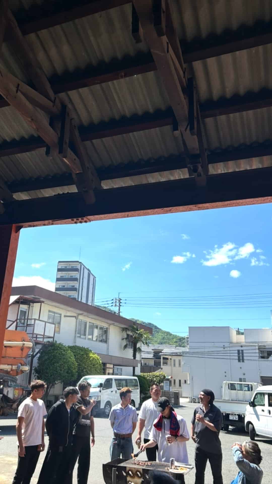 新メンバーと先輩社員 | 新しい仲間を迎えて|歓迎BBQ大会を開催しました | 株式会社原田組
