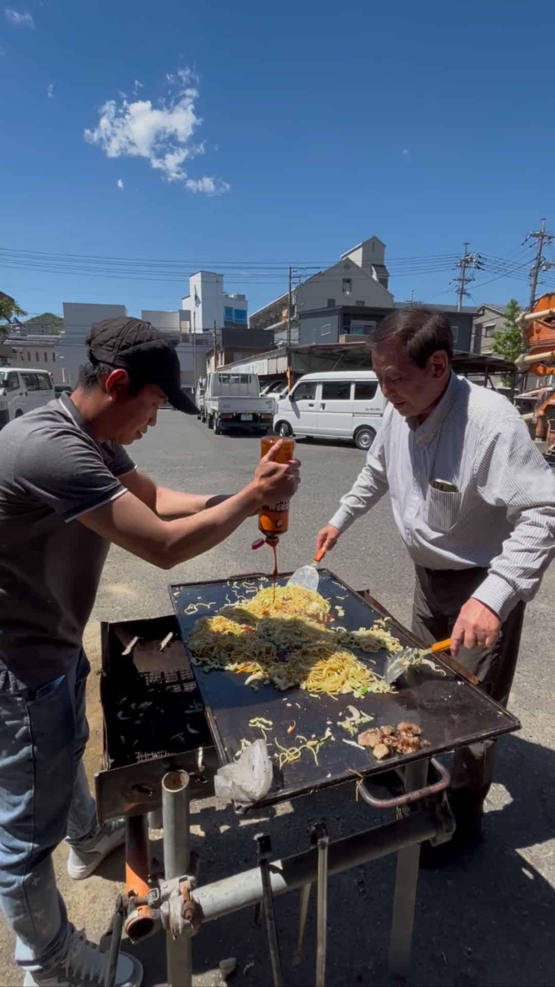 実習生と社長の焼きそば | 新しい仲間を迎えて|歓迎BBQ大会を開催しました | 株式会社原田組