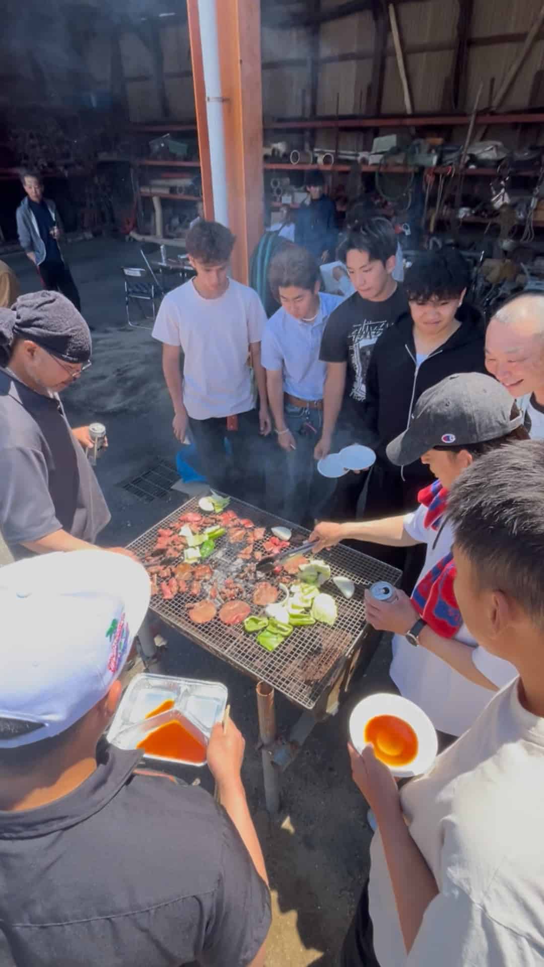 焼き場の様子 | 新しい仲間を迎えて|歓迎BBQ大会を開催しました | 株式会社原田組